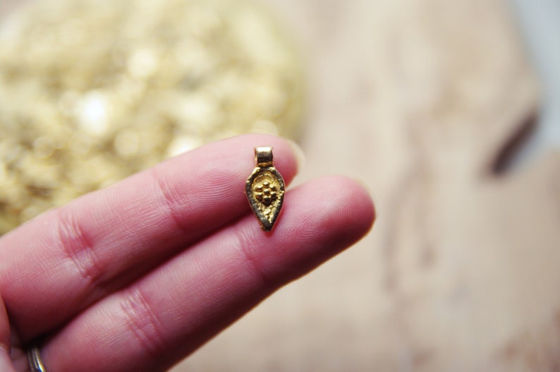 15mm Coin pendants, Brass Charms, Gold Charms, Macrame charms, Brass pendant, Charms for making Macrame jewelry, brass charms, Tribal charms imagen 1