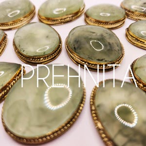 Prehniet gegroefde cabochonstenen met messing frame voor het maken van micro macramé sieraden, macramé sieradenmateriaal