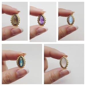 Cabochon con intaglio da 19 mm. Pietre con montatura in ottone per la creazione di micro gioielli in macramè. Pietre con intaglio. Materiali per la creazione di gioielli.