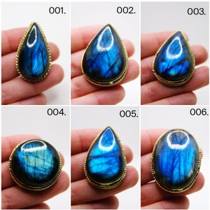 Può includere: Sei ciondoli in labradorite con montature dorate. I ciondoli sono a forma di goccia e ovali. La labradorite è di un blu scuro con riflessi iridescenti di verde e oro.