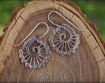 Boucles d'oreilles en argent. Conception de henné en spirale. Bijoux tribaux. Style bohème. ethnique. gitan. Boucles d'oreilles tribales.