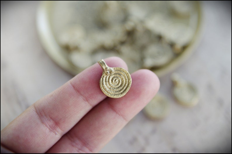 19 mm. Ciondoli di monete, Ciondoli in ottone, Ciondoli in oro, Ciondoli Macrame, Ciondoli in ottone, Ciondoli per realizzare gioielli Macrame, Ciondoli tribali, fascino boho immagine 1