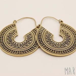 Massiva guldpläterade örhängen i mässing. Örhängen i etnisk och tribal stil. Indiska smycken.