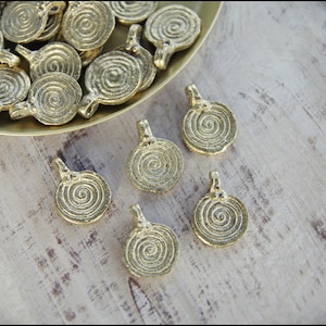 19 mm. Ciondoli di monete, Ciondoli in ottone, Ciondoli in oro, Ciondoli Macrame, Ciondoli in ottone, Ciondoli per realizzare gioielli Macrame, Ciondoli tribali, fascino boho immagine 3