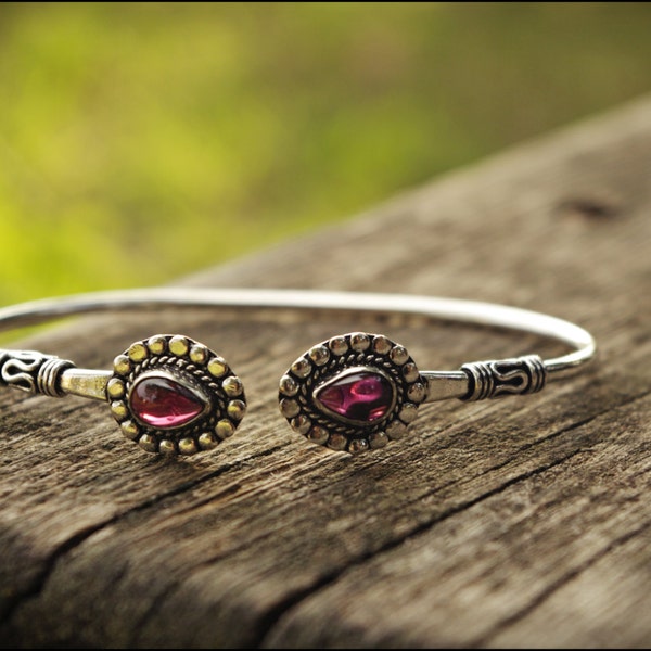 Choose the stone! Pulseras plateadas ajustables. Garnet, green Onix, Sapphire, Pearl, black Onix. Tribal jewelry. Bangles.