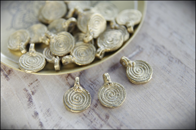 19 mm. Ciondoli di monete, Ciondoli in ottone, Ciondoli in oro, Ciondoli Macrame, Ciondoli in ottone, Ciondoli per realizzare gioielli Macrame, Ciondoli tribali, fascino boho immagine 2