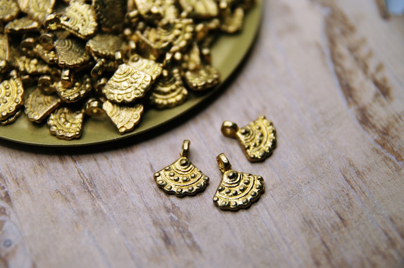 14mm Coin pendants, Brass Charms, Gold Charms, Macrame charms, Brass pendant, Charms for making Macrame jewelry, brass charms, Tribal charms imagen 4