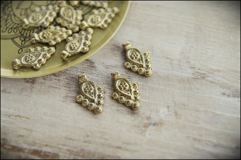 22mm Coin pendants, Brass Charms, Gold Charms, Macrame charms, Brass pendant, Charms for making Macrame jewelry, brass charms, Tribal charms imagen 1