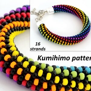 Może przedstawiać: Bransoletka z koralików w kolorze tęczy wykonana wzorem kumihimo. Bransoletka składa się z 16 nici koralików i ma srebrną klamrę.