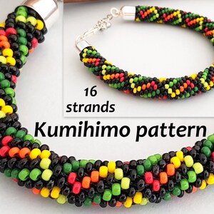 Op de afbeelding: Een close-up van een veelkleurige kralen armband met een zilveren sluiting. De armband is gemaakt met 16 strengen kralen in een kumihimo-patroon. De kralen zijn zwart, groen, geel, oranje en rood.
