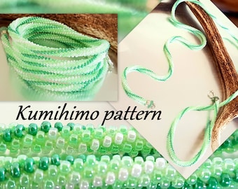 Puede incluir: Un collar kumihimo verde y blanco con un degradado de color. El collar está hecho de pequeñas cuentas y se muestra en primer plano. El texto "Kumihimo pattern" es visible en la imagen.
