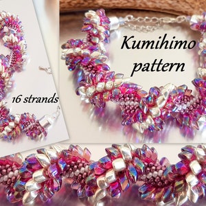 Op de afbeelding: Een roze en zilveren kralenarmband gemaakt met de Kumihimo-techniek. De armband is gemaakt met 16 strengen kralen en heeft een zilveren sluiting. De armband is een Kumihimo-patroon.