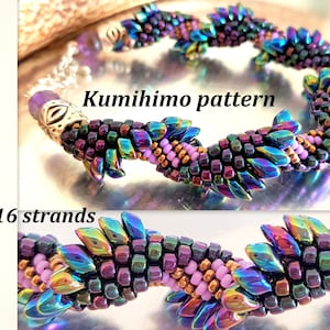 Op de afbeelding: Een close-up van een meerkleurige kralenarmband met een spiraalvormig ontwerp. De armband is gemaakt met 16 strengen kralen en heeft een zilveren sluiting. De kralen zijn iriserend en hebben een verscheidenheid aan kleuren, waaronder paars, blauw, groen en goud. De armband is gelabeld "Kumihimo pattern".