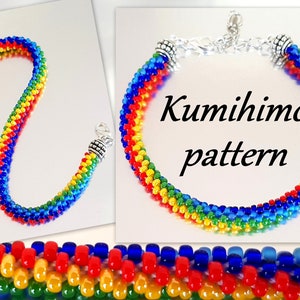 Puede incluir: Un brazalete Kumihimo de colores arcoíris con cierres plateados. El brazalete está hecho con pequeñas cuentas rojas, naranjas, amarillas, verdes, azules y moradas. El texto "Kumihimo pattern" está escrito en blanco sobre un fondo blanco.