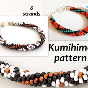 Op de afbeelding: Een close-up van een zwarte, witte en oranje kralen armband met een zilveren sluiting. De armband is gemaakt met behulp van de kumihimo-techniek en heeft 8 strengen. De tekst "Kumihimo pattern" is zichtbaar onder de armband.