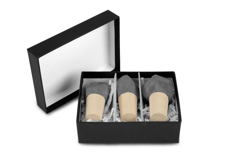 Bottle stopper Twelve made of concrete set of 3, close your wine bottles in an elegant way. image 2