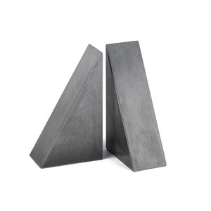 Bookend "Halt", set of 2, two concrete triangles simple, timeless and elegant.