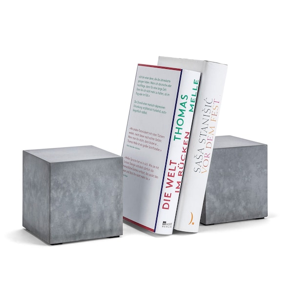 Buchstütze „FIX“ aus Beton, 2er Set, feine Bücherwürfel mit richtig guten Halt.