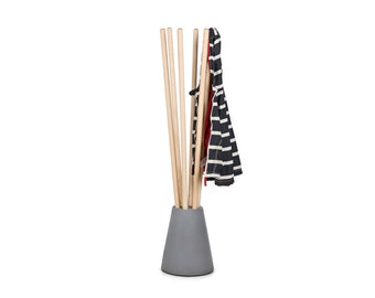 Children's Wardrobe "Volià", this simple and stable coat stand convinces on every level.