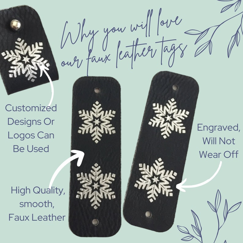 Pode incluir: Tr&ecirc;s etiquetas de couro sint&eacute;tico preto com um design de floco de neve prateado. O texto "Why you will love our faux leather tags" est&aacute; escrito acima das etiquetas. O texto "Customized Designs Or Logos Can Be Used" est&aacute; escrito abaixo da etiqueta da esquerda. O texto "High Quality, smooth, Faux Leather" est&aacute; escrito abaixo da etiqueta da esquerda. O texto "Engraved, Will Not Wear Off" est&aacute; escrito abaixo da etiqueta da direita.