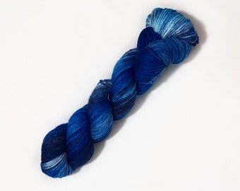 Nachtblaue Blüten - 100g Merino-Sockyarn, hand dyed, sport weight