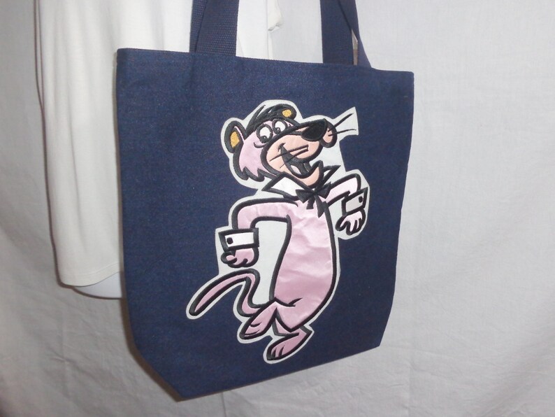 This Snagglepuss tote has shoulder straps and inside pockets This large tote is very stylish and goes well with a variety of outfits.