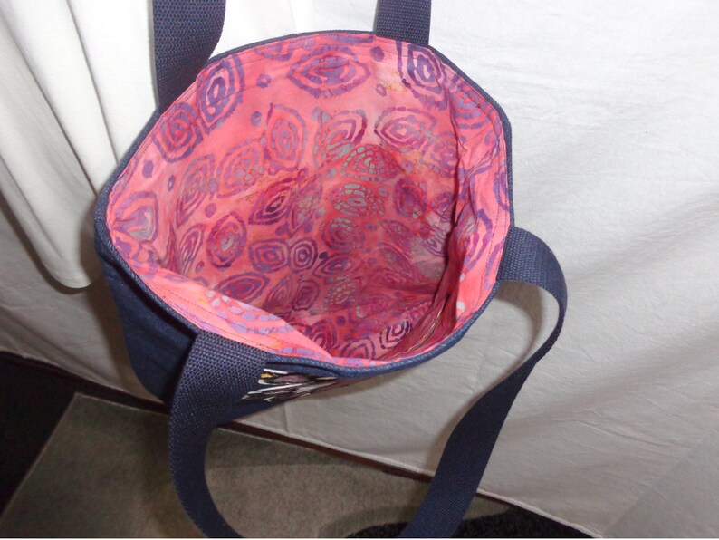 This Snagglepuss tote has shoulder straps and inside pockets This large tote is very stylish and goes well with a variety of outfits.
