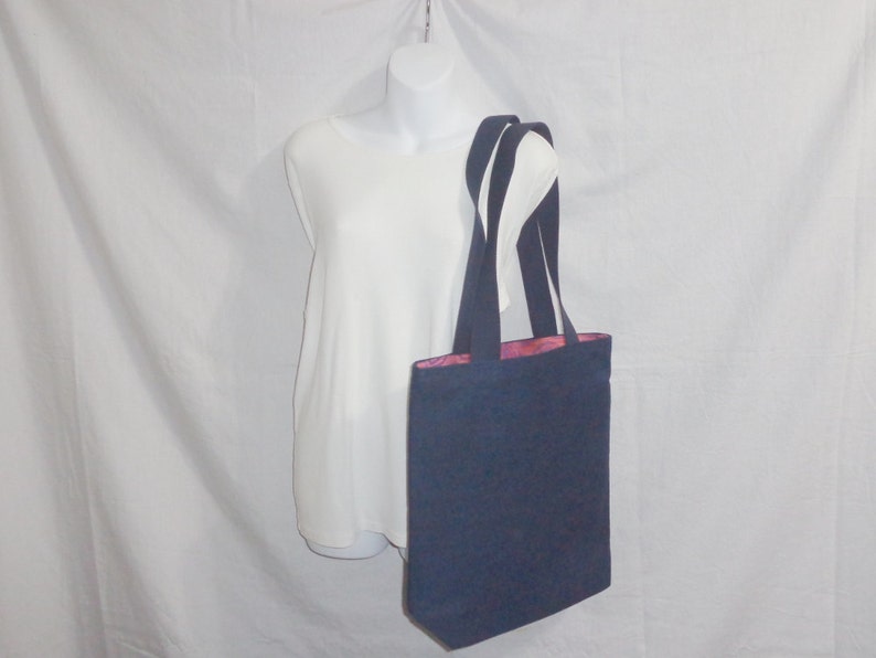 This Snagglepuss tote has shoulder straps and inside pockets This large tote is very stylish and goes well with a variety of outfits.