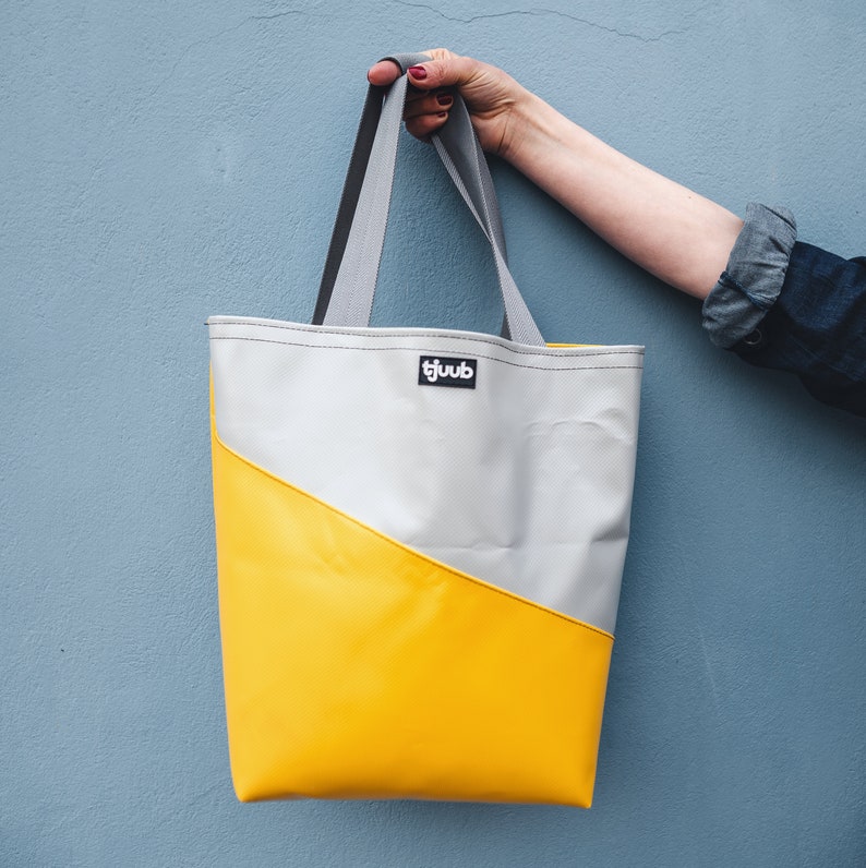 Upcycling Tasche von tjuub. Einkaufstasche oder Shopper Tasche aus LKW Plane, wie von Freitag, nur günstiger. Farbe gelb grau. Gefertigt in Brandenburg.