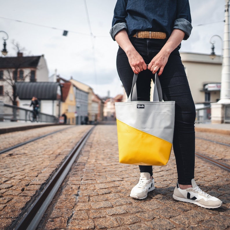 Upcycling Tasche von tjuub. Einkaufstasche oder Shopper Tasche aus LKW Plane, wie von Freitag, nur günstiger. Farbe gelb grau. Gefertigt in Brandenburg.