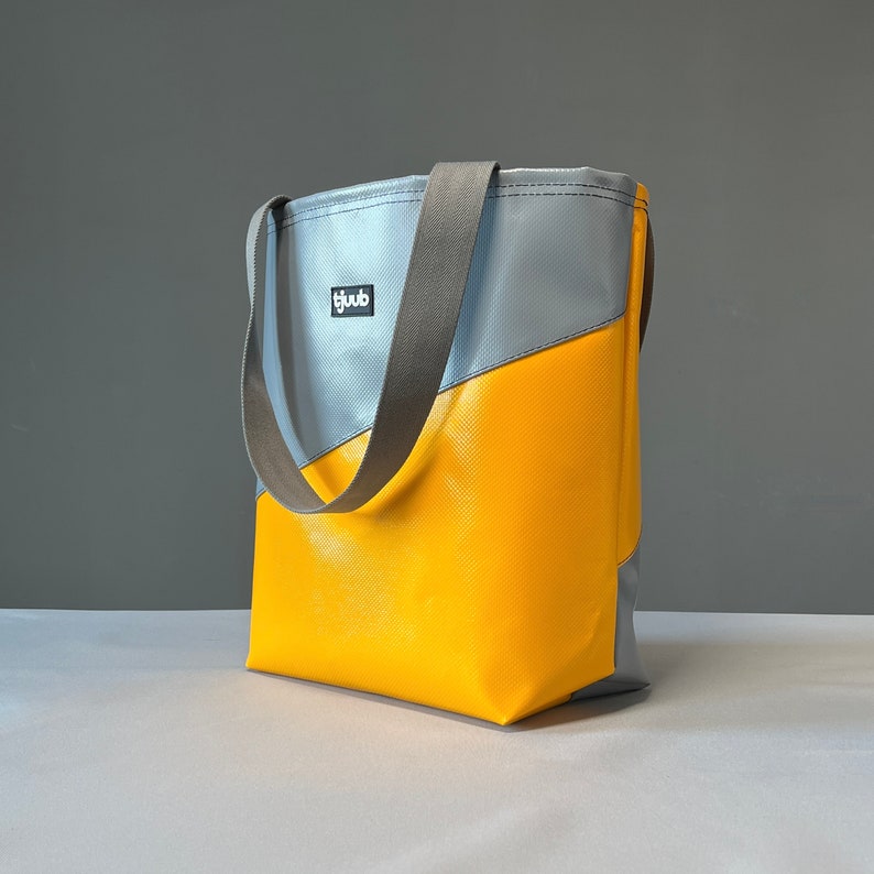 Upcycling Tasche von tjuub. Einkaufstasche oder Shopper Tasche aus LKW Plane, wie von Freitag, nur günstiger. Farbe gelb grau. Gefertigt in Brandenburg.