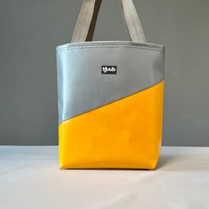 Upcycling Tasche von tjuub. Einkaufstasche oder Shopper Tasche aus LKW Plane, wie von Freitag, nur günstiger. Farbe gelb grau. Gefertigt in Brandenburg.