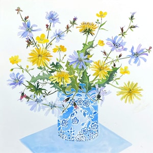 Mazzo di fiori selvatici. Stampa artistica, blu e gialli. Semplici denti di leone, ranuncoli e cicoria in un vaso blu. Delizioso dipinto contemporaneo.