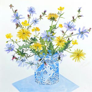 Mazzo di fiori selvatici. Acquerello originale. Ranuncoli e denti di leone semplici. Fiori selvatici blu e gialli in un vaso di ceramica blu.