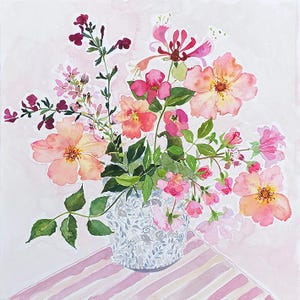 Puede incluir: Pintura a la acuarela de un arreglo floral en un jarrón decorativo. El ramo presenta flores rosas y melocotón con hojas verdes. El jarrón es blanco con un estampado floral gris. El fondo es rosa claro con una mesa a rayas.