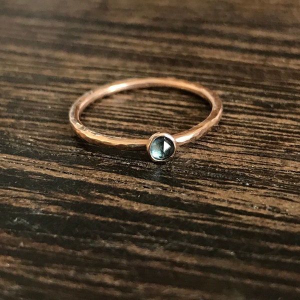 Anillo de compromiso minimalista, anillo de oro rosa, anillo de compromiso alternativo, anillo de compromiso ético, anillo de topacio azul de Londres, anillo azul laguna,