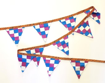 Banderines de tela a cuadros de "Tigre que vino a tomar el té": decoración para una fiesta de té que combina con el atuendo de Sophie.