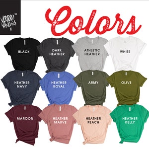 Pu&ograve; includere: Una variet&agrave; di colori di magliette, tra cui nero, grigio scuro melange, grigio melange atletico, bianco, blu navy melange, blu reale melange, verde militare, oliva, granata, malva melange, pesca melange e kelly melange. Il testo "Colori" &egrave; scritto in rosso nella parte superiore dell'immagine.