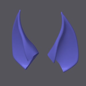 Puede incluir: Un par de orejas de elfo estilizadas, de color lavanda. Las orejas son curvas y puntiagudas, con una superficie texturizada, sobre un fondo gris. El diseño sugiere un tema de fantasía o cosplay.