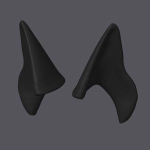 Peut inclure: Deux oreilles d'elfe noires et pointues. Les oreilles sont incurvées et ont une texture lisse. Elles sont conçues pour être portées et font probablement partie d'un costume ou d'un accessoire de cosplay.
