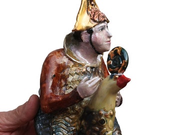 Scultura murale in ceramica raffigurante un gallo che si dondola.