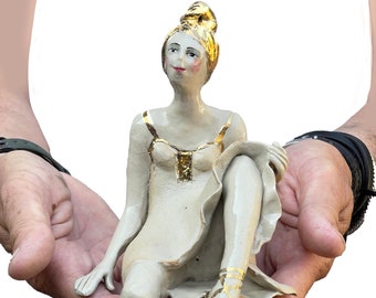 Dancer in golden ballet shoes - Sitting figure - sculpture from the "Parallel World" collection - Cela37