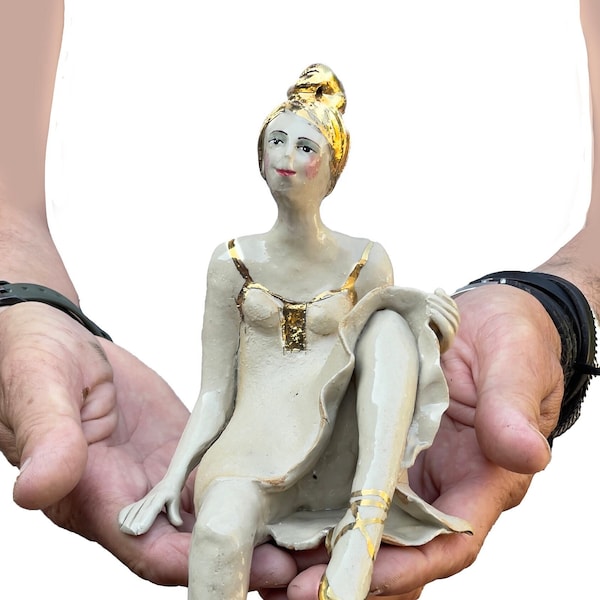 Danseuse en chaussons dorés - Personnage assis - sculpture de la collection "Monde Parallèle" - Cela37