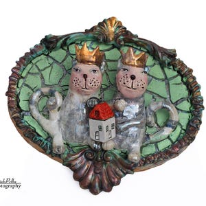 Płytka ceramiczna „Monarchia kotów” – Koronowane koty trzymające dom – dekoracja ścienna