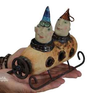 Bobslee met propeller - samen onderweg - keramiek sculptuur uit de collectie "Parallel world" van Cela37
