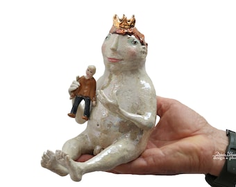 The king is naked - A lesson in civil obedience   - ceramic sculpture - characters from the &quot;Parallel world&quot; collection by Cela37