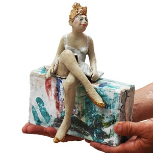 Dancer after rehearsal - standing sculpture from the &quot;Parallel World&quot; collection Cela37 - ceramic sculpture by Dorota Urbaniak-Pelka