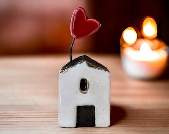 Casa en miniatura blanca con corazón. Casa decorativa de cerámica.