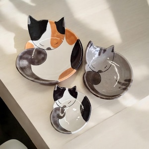 Keramieken kom in de vorm van een kat. Witte ringhouderplaat. Slapende witte kat