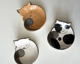 Ciotola a forma di  gatto in ceramica. Piattino bianco porta anelli. Gatto bianco addormentato